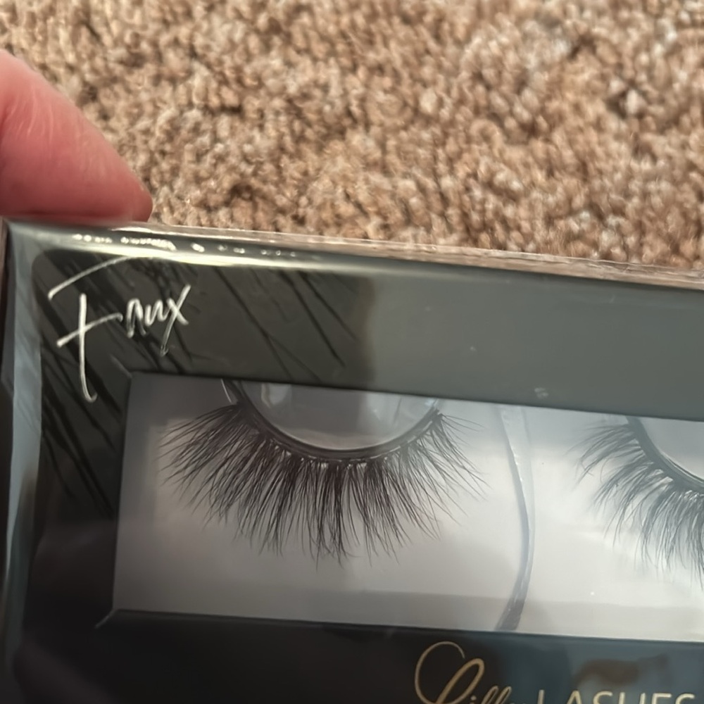 Lily Lashes - Picture 4 of 4